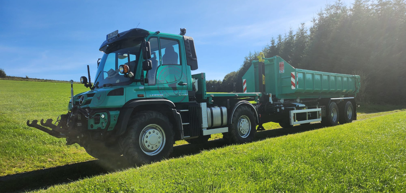 Unimog für das Freischneiden von Forst- und Wirtschaftswegen